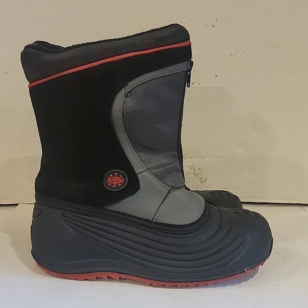 CHILDREN'S TOTES SNOW‎ OR RAIN BOOTS (sz 3)